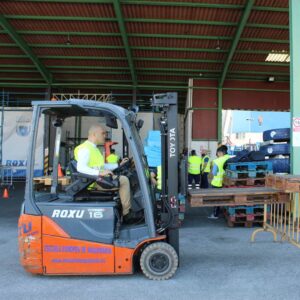 Maquinaria industrial pesada utilizada en obras de construcción y logística