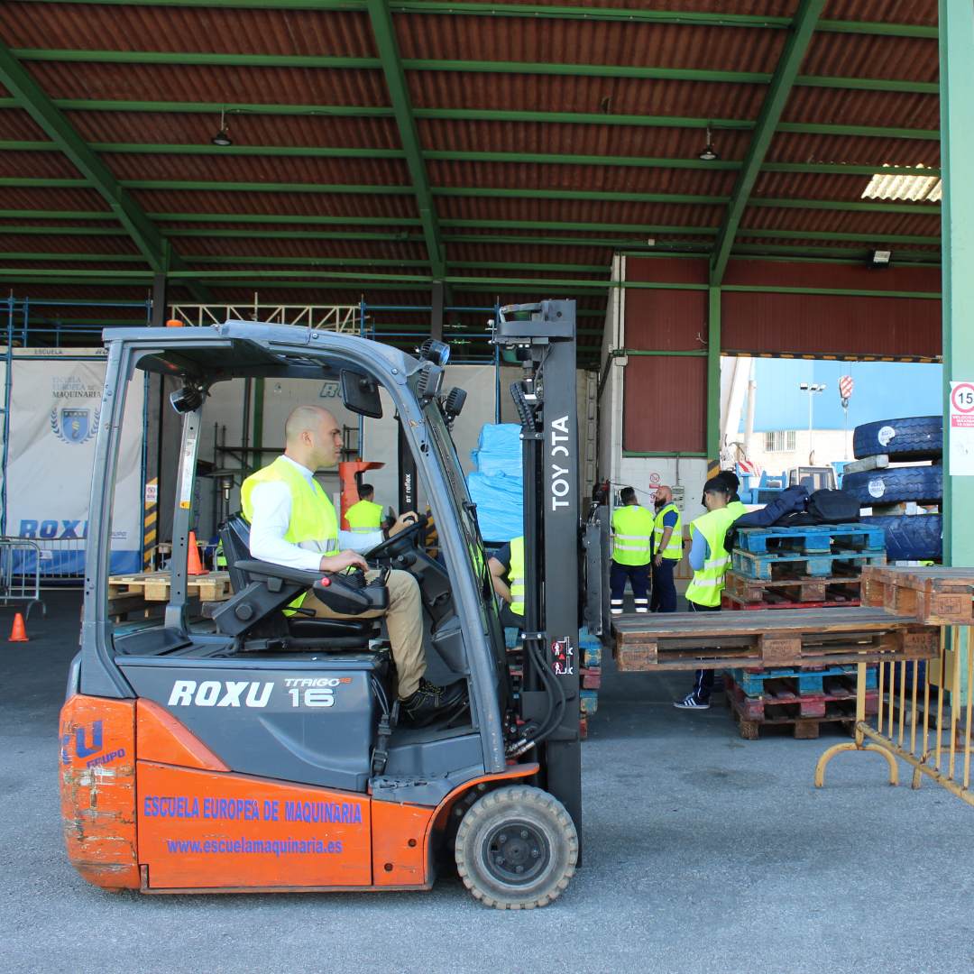 Maquinaria industrial pesada utilizada en obras de construcción y logística