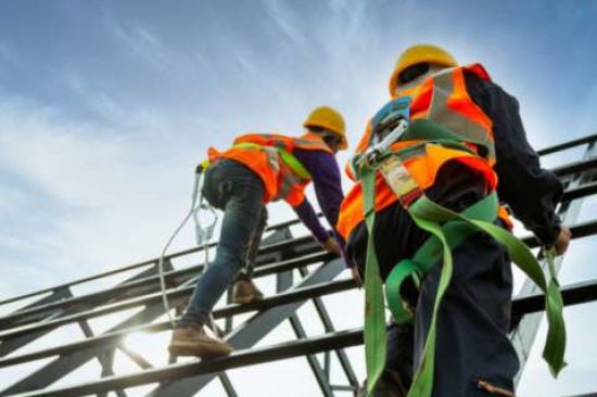 Curso de trabajos en altura en Asturias | Formación en seguridad para trabajos en altura | Grupo Roxu