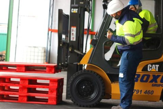 Curso de carretillas elevadoras en Asturias con certificación oficial. Aprende a manejar carretilla frontal y retráctil